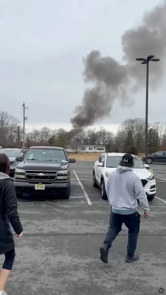 2 trực thăng va chạm giữa không trung ở New Jersey, 1 người tử vong thương tâm- Ảnh 1.