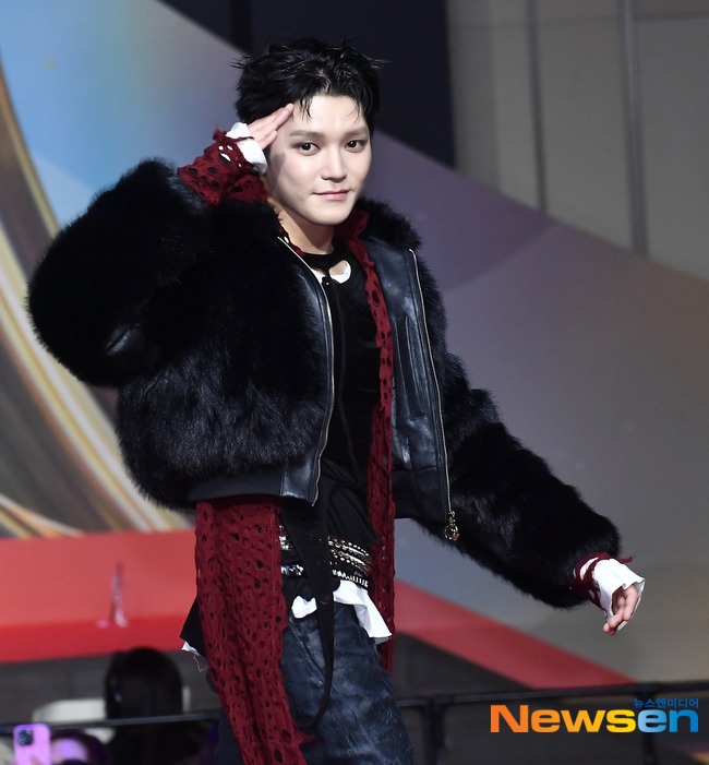 Thảm đỏ hot nhất Giáng sinh 2025: Jang Won Young hóa thiên thần, Winter (aespa) vất vả che dấu ấn tình yêu với Jungkook (BTS)- Ảnh 26.