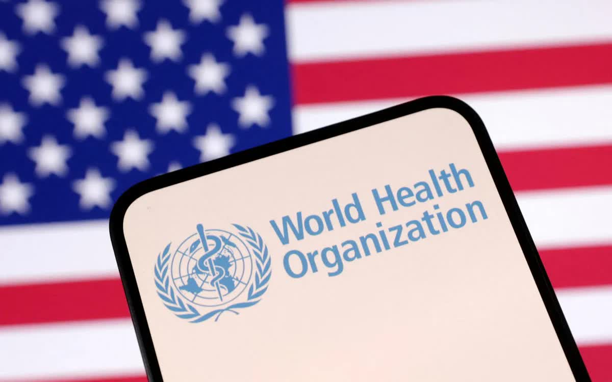 Logo Tổ chức Y tế Thế giới (WHO) và quốc kỳ Mỹ (Ảnh: Reuters)