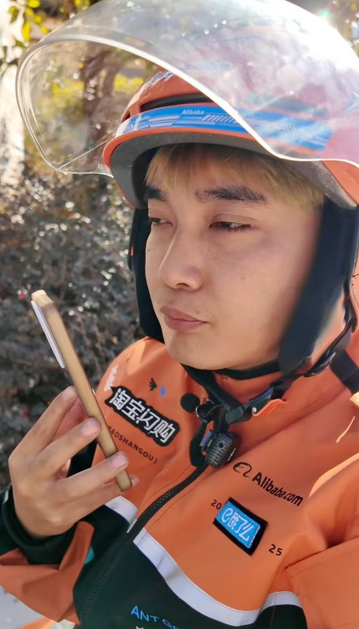 Shipper cô đơn nhất Trung Quốc: 24 tuổi chạy 200 đơn/ngày, một mình gánh cả vùng viễn biên, thu nhập vượt xa đồng nghiệp- Ảnh 4.