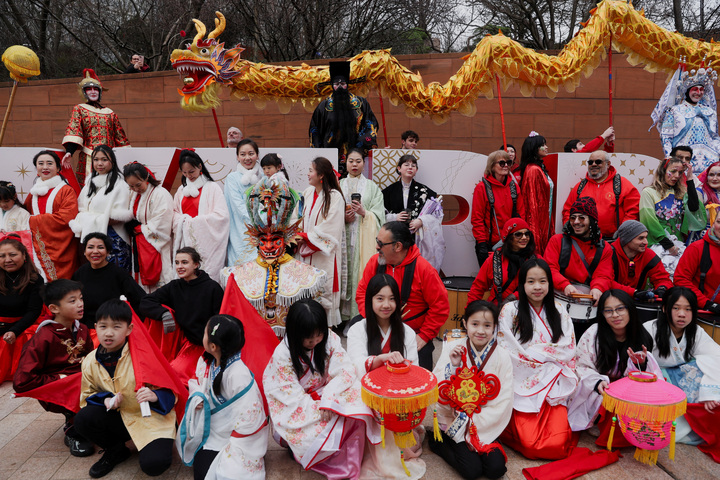 Đường phố khắp năm châu lung linh chào đón năm mới Bính Ngọ- Ảnh 27.