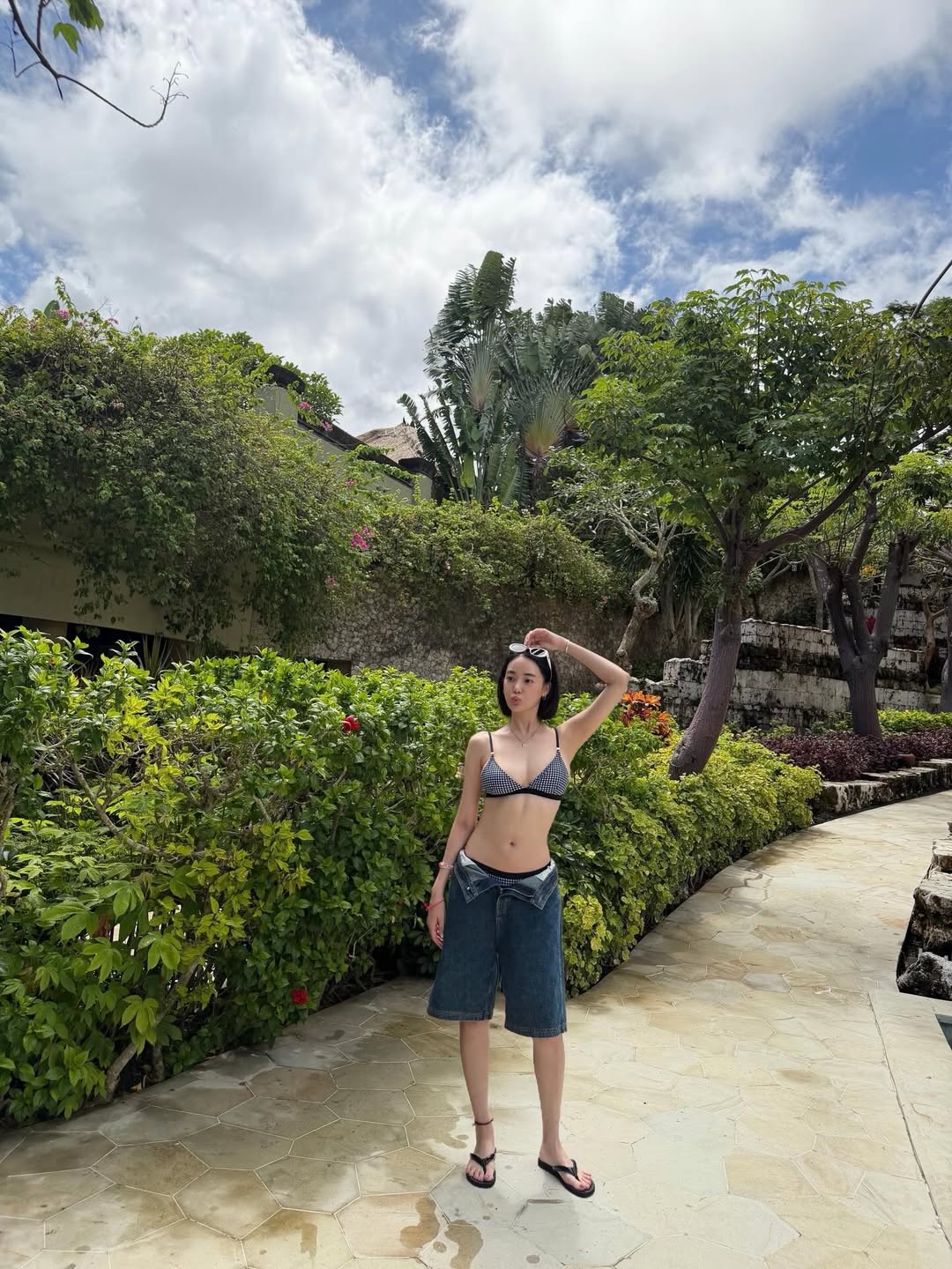 Tình tin đồn G-Dragon thả dáng với bikini, U40 mà