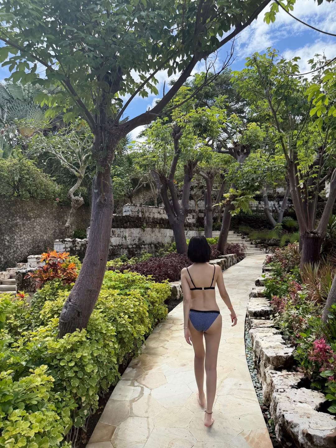 Tình tin đồn G-Dragon thả dáng với bikini, U40 mà