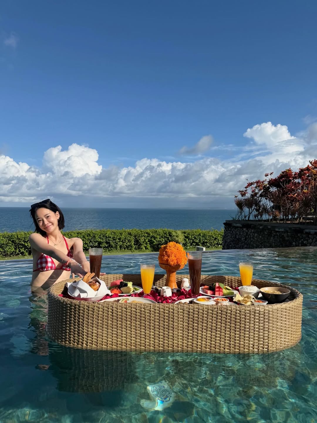 Tình tin đồn G-Dragon thả dáng với bikini, U40 mà