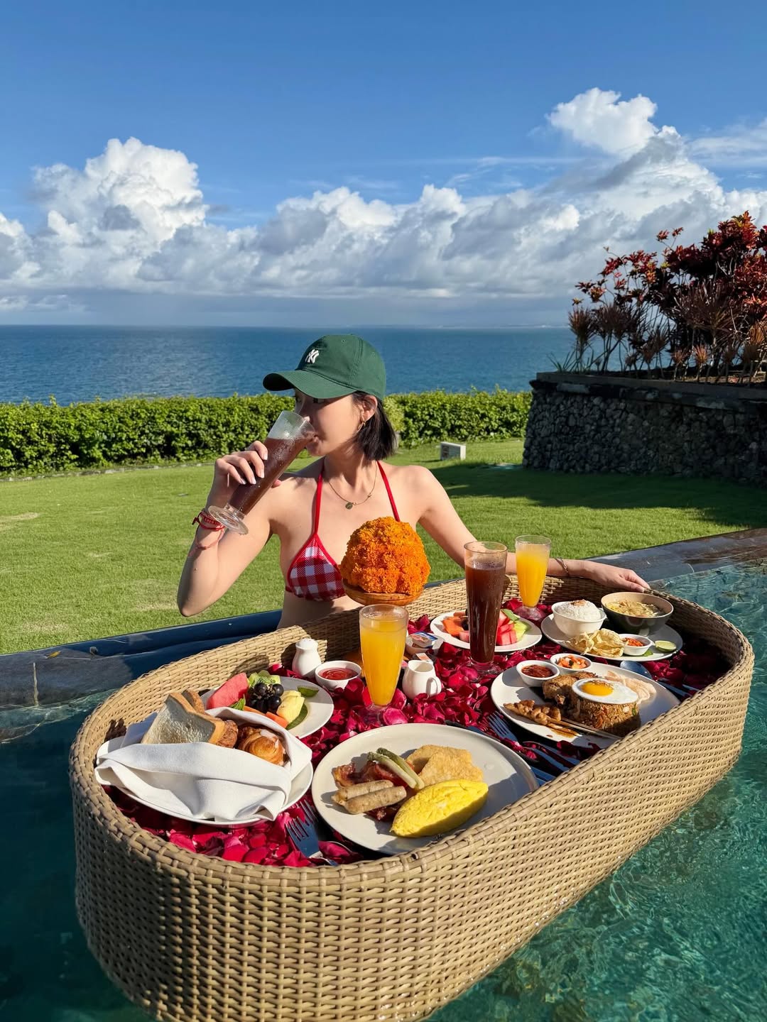 Tình tin đồn G-Dragon thả dáng với bikini, U40 mà