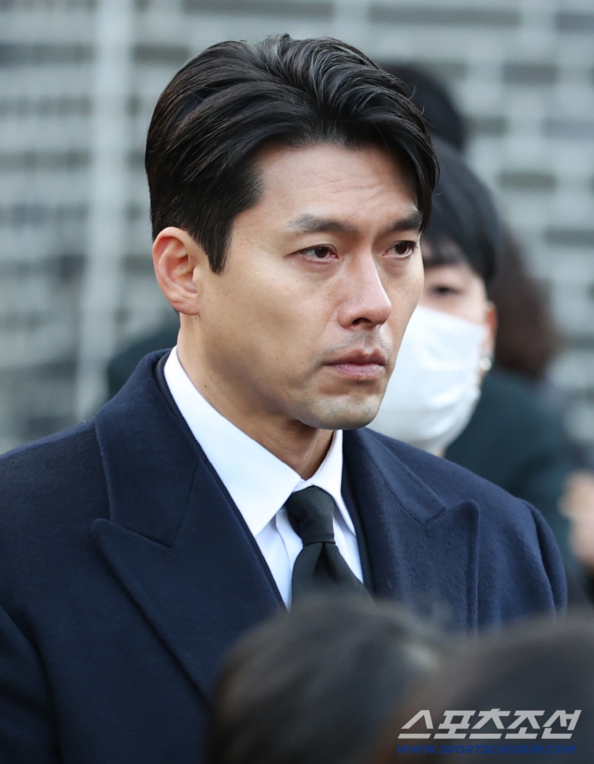 Hyun Bin tiều tụy, cố nén nước mắt trong ngày đưa tiễn