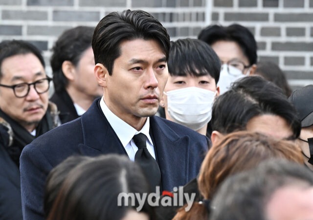 Hyun Bin tiều tụy, cố nén nước mắt trong ngày đưa tiễn