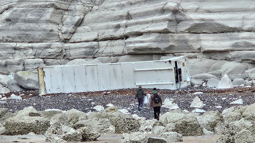 Hàng nghìn túi khoai tây chiên và hành tây trôi dạt vào bờ biển Anh- Ảnh 3.