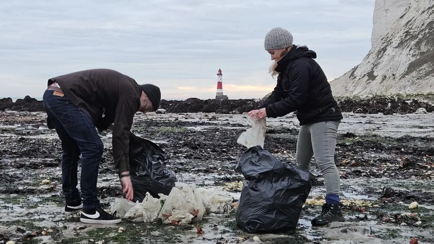 Hàng nghìn túi khoai tây chiên và hành tây trôi dạt vào bờ biển Anh- Ảnh 4.