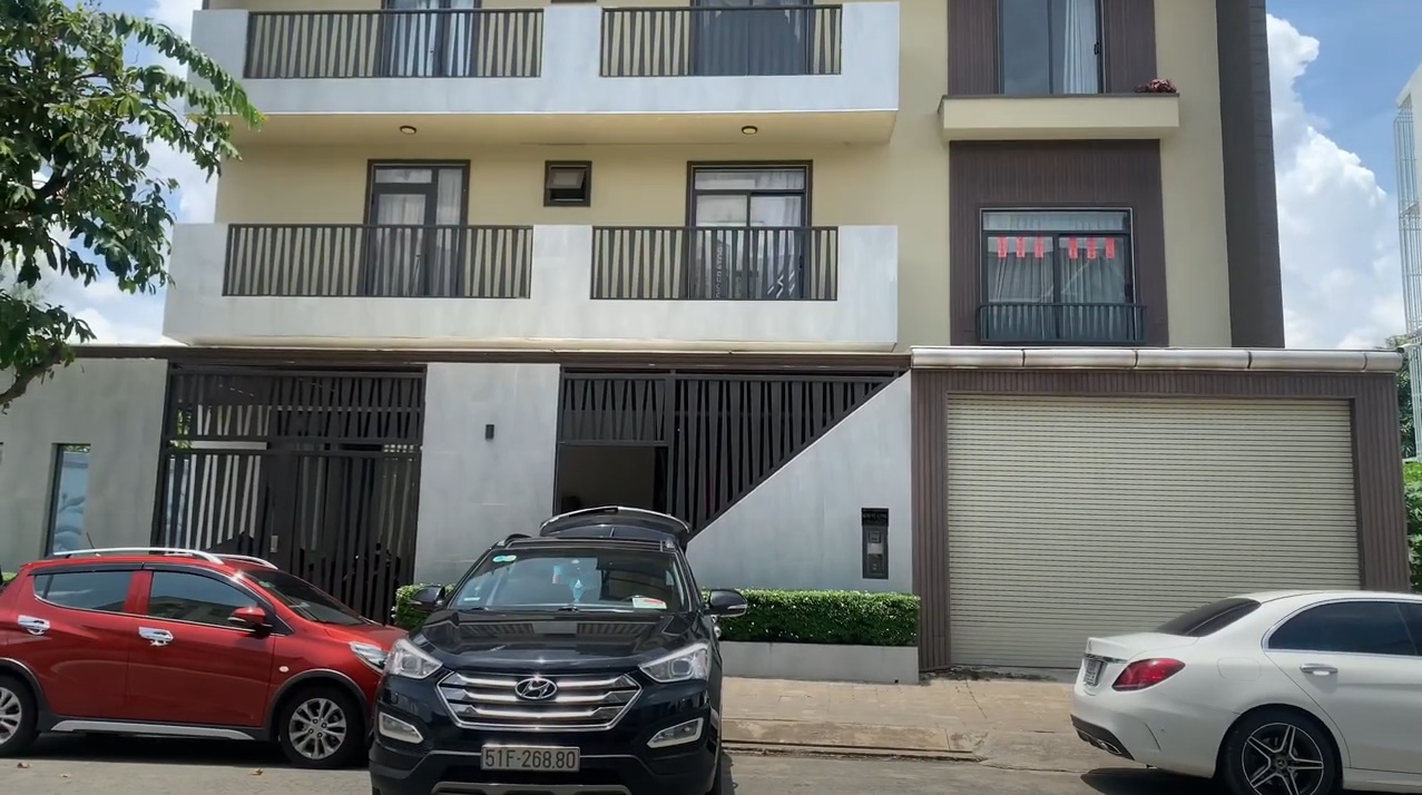 “Ông hoàng cải lương” tuổi ngựa từng có 1000 cây vàng, tuổi 60 sống bên vợ 3 trong biệt thự ở TP.HCM- Ảnh 7.