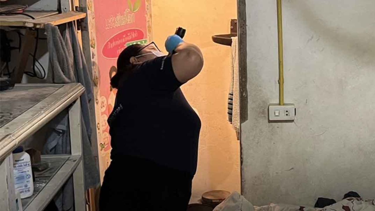 Mẹ gọi điện nhờ kiểm tra vì không liên lạc được với bố, con trai đi vào nhà tắm thì phát hiện 2 thi thể- Ảnh 1.