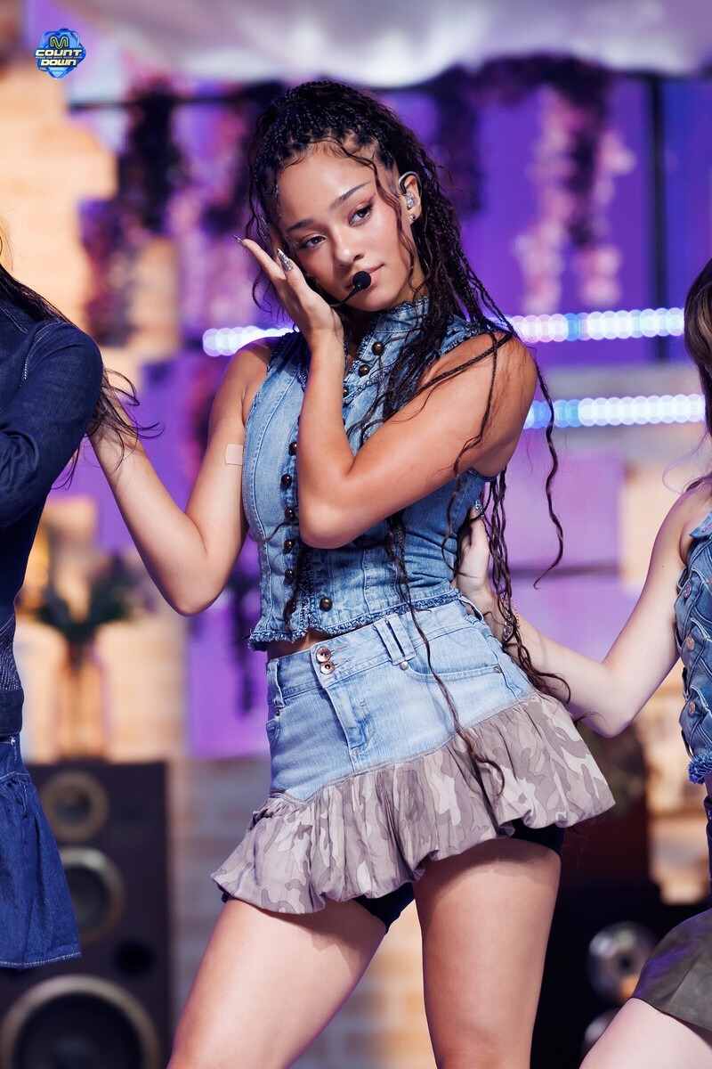 Hot nhất 28 Tết: Nữ ca sĩ gen Z hôn bạn trai nồng nàn cháy bỏng, thái độ quay ngoắt sau đó mới đáng bàn- Ảnh 5. Hot nhất 28 Tết: Nữ ca sĩ gen Z hôn bạn trai nồng nàn cháy bỏng, thái độ quay ngoắt sau đó mới đáng bàn- Ảnh 5.