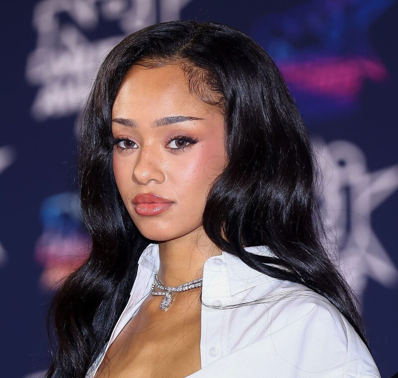 Hot nhất 28 Tết: Nữ ca sĩ gen Z hôn bạn trai nồng nàn cháy bỏng, thái độ quay ngoắt sau đó mới đáng bàn- Ảnh 4. Hot nhất 28 Tết: Nữ ca sĩ gen Z hôn bạn trai nồng nàn cháy bỏng, thái độ quay ngoắt sau đó mới đáng bàn- Ảnh 4.