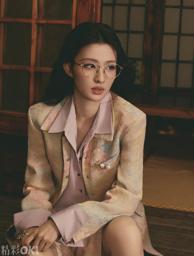 Bí ẩn sau đôi mắt đẹp mơ màng của