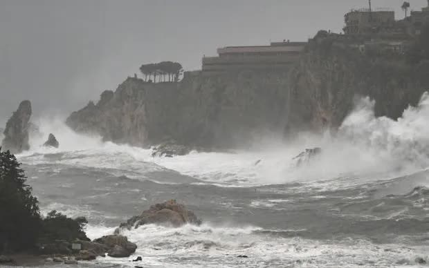 Bão Harry gây sóng lớn đánh vào bờ biển phía Đông đảo Sicily, Italy (Ảnh: EPA)