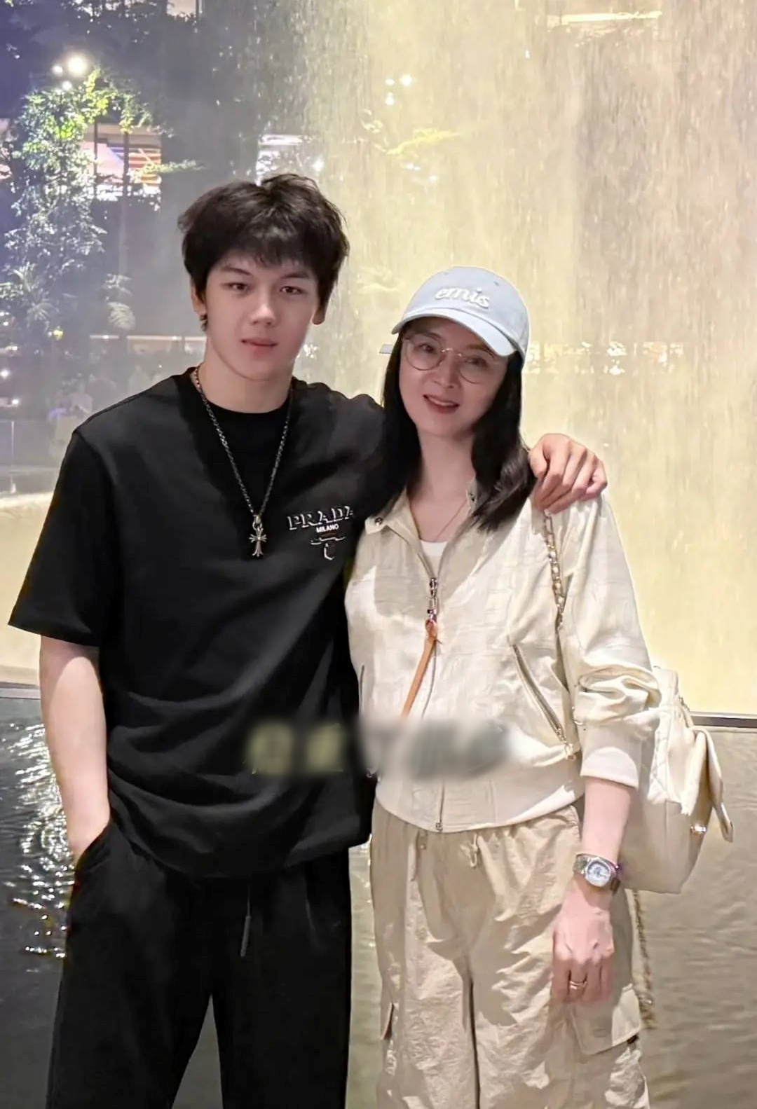 Không tin được đây là visual con trai 19 tuổi của mỹ nhân đẹp nhất Hoàn Châu Cách Cách!- Ảnh 1. Không tin được đây là visual con trai 19 tuổi của mỹ nhân đẹp nhất Hoàn Châu Cách Cách!- Ảnh 1.