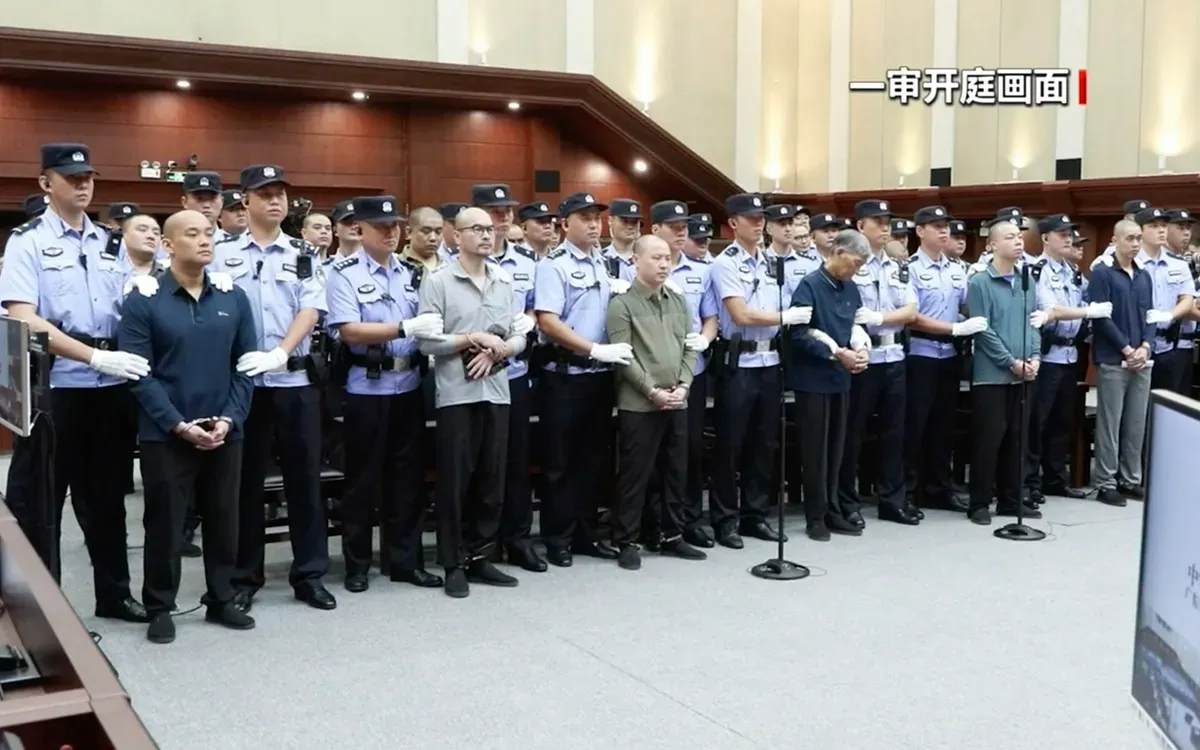 Các bị cáo thuộc nhóm tội phạm gia tộc Bai tại Tòa án Nhân dân Trung cấp Thâm Quyến, tỉnh Quảng Đông, miền Nam Trung Quốc, ngày 3/11/2025 (Ảnh: China Media Group)