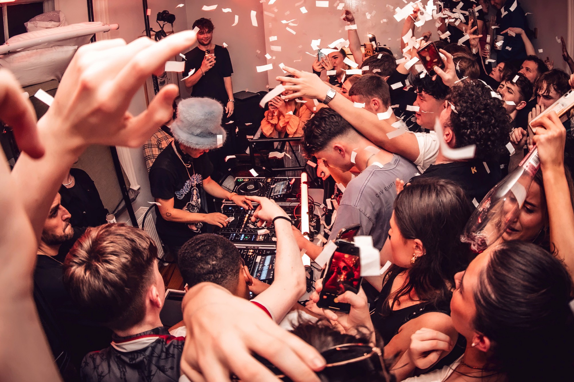 Gen Z vẫn đi bar, nhưng họ uống theo cách riêng của mình- Ảnh 2.