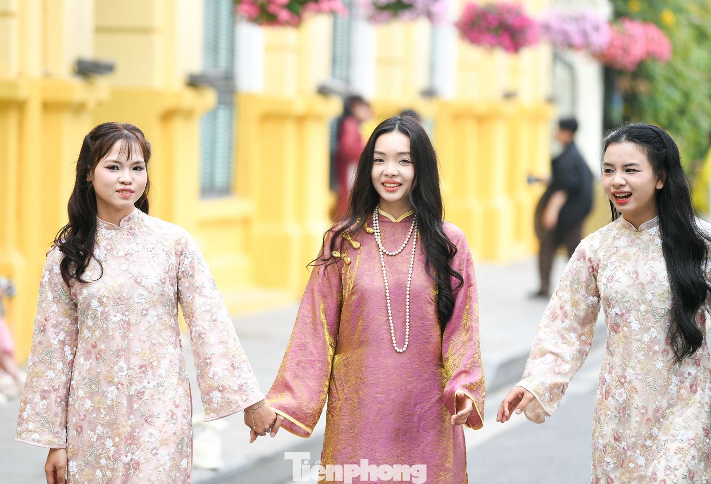 Theo các nhiếp ảnh gia tự do hoạt động quanh khu vực hồ, nhu cầu chụp ảnh áo dài tăng rõ rệt so với những tuần trước. Không chỉ giới trẻ, nhiều gia đình cũng đưa con nhỏ hoặc người lớn tuổi xuống phố chụp ảnh kỷ niệm, tạo nên bức tranh sinh hoạt cộng đồng đa dạng.