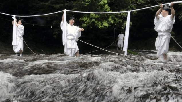 Thay dây thừng thiêng để cầu chúc may mắn dịp năm mới ở Nhật Bản- Ảnh 1.