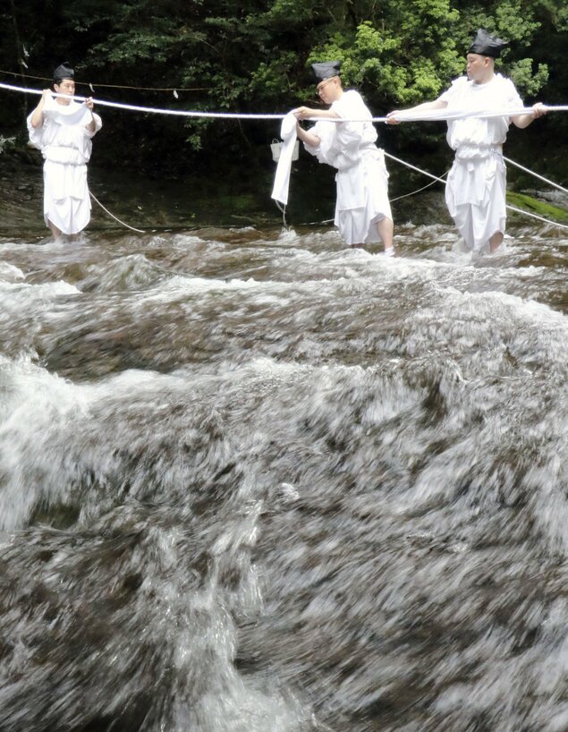 Thay dây thừng thiêng để cầu chúc may mắn dịp năm mới ở Nhật Bản- Ảnh 2.