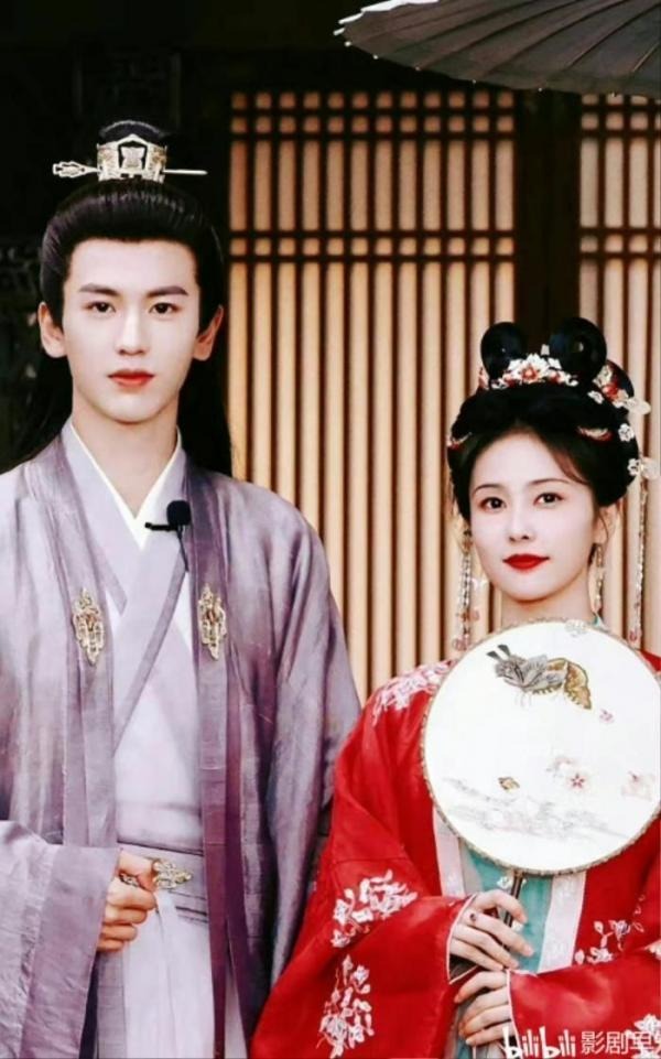 1 cặp trai xinh - gái đẹp Cbiz uất nghẹn chia tay, nhà gái được lệnh