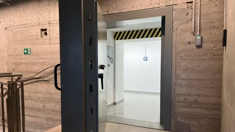 Phát hiện căn hầm chứa hàng trăm thùng phi lớn đựng hơn 300 tấn ‘kho báu’ cả thế giới thèm khát, tường dày cả gang, cửa nặng 4 tấn, camera an ninh hoạt động 24/7, nội bất xuất ngoại bất nhập- Ảnh 2.