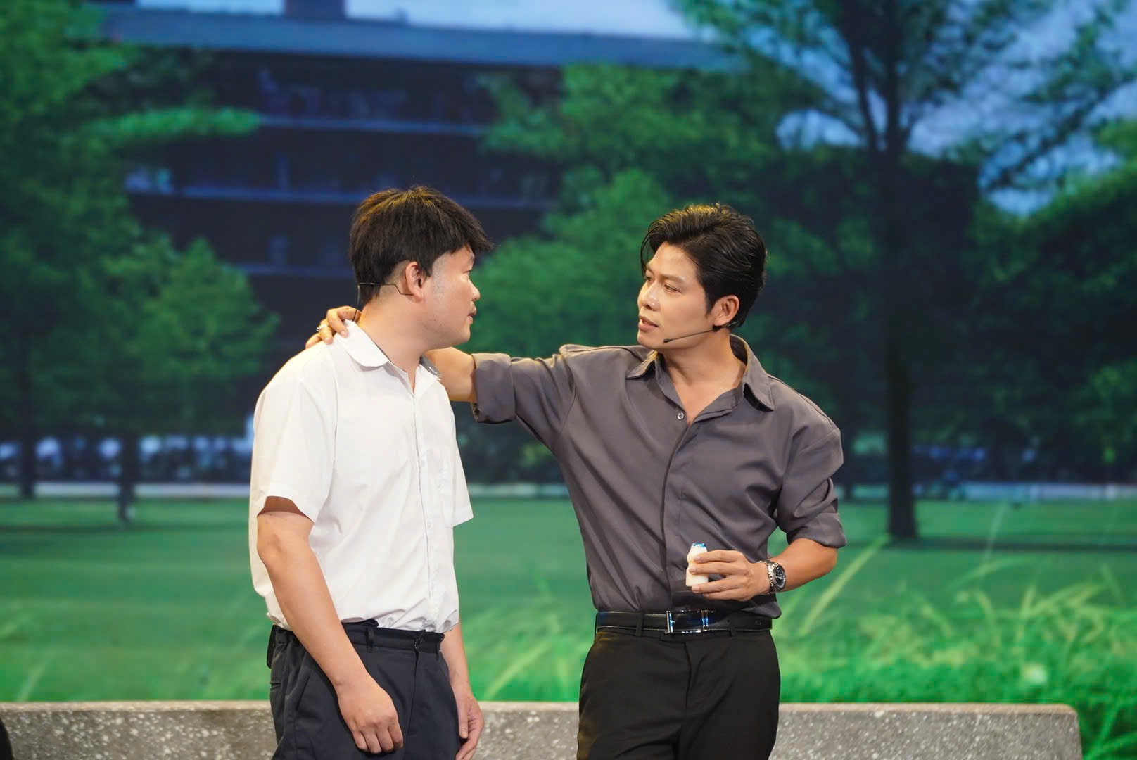 Nhạc sĩ Nguyễn Văn Chung khiến cả trường quay bất ngờ khi xuất hiện trong tiểu phẩm hài