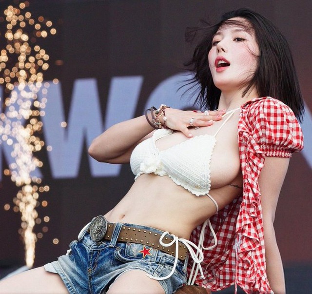 Nữ thần Waterbomb che mũi vì