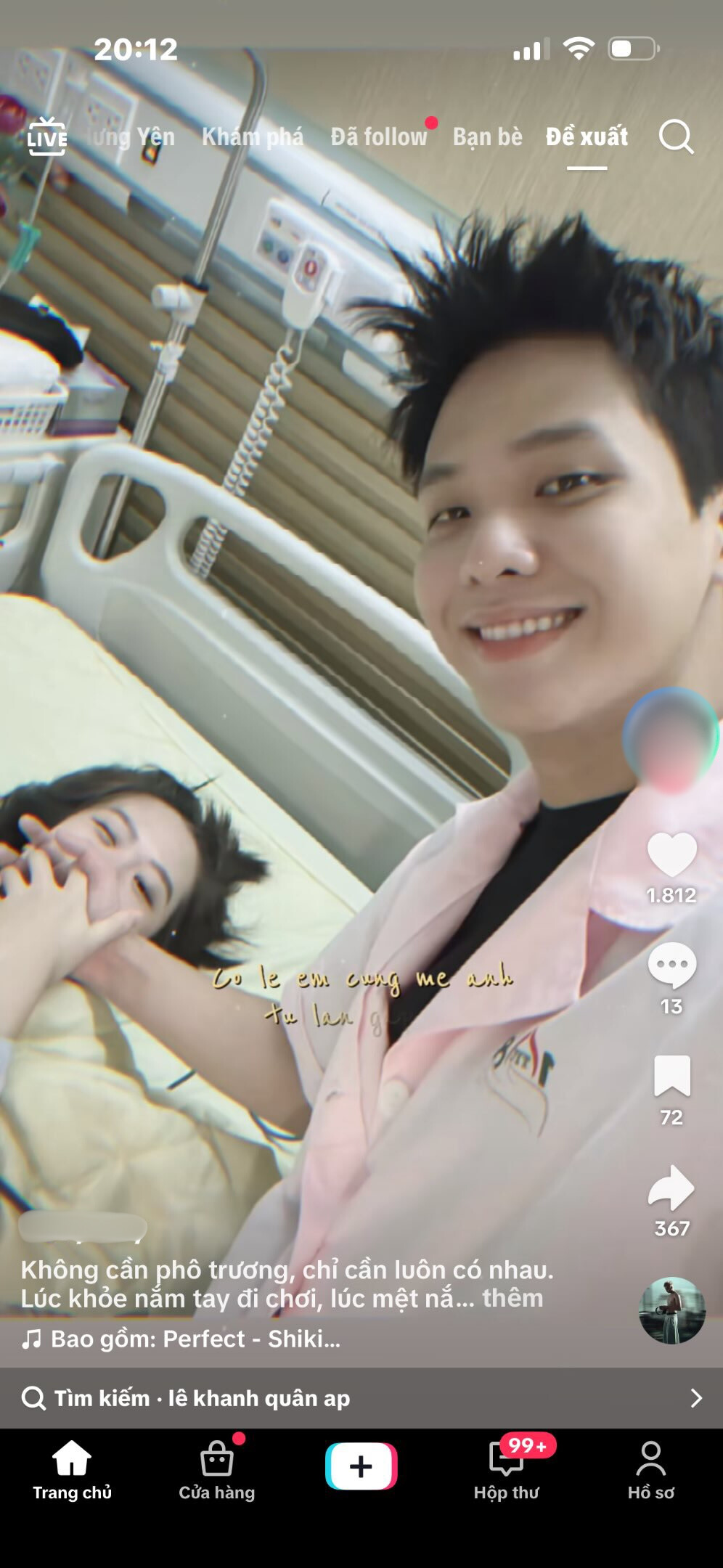 Xôn xao ảnh nam ca sĩ 97 nắm chặt tay vợ ngoài ngành trong bệnh viện- Ảnh 1.