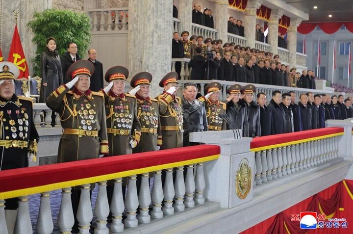 Hình ảnh duyệt binh hoành tráng hiếm thấy của quân đội Triều Tiên- Ảnh 2.