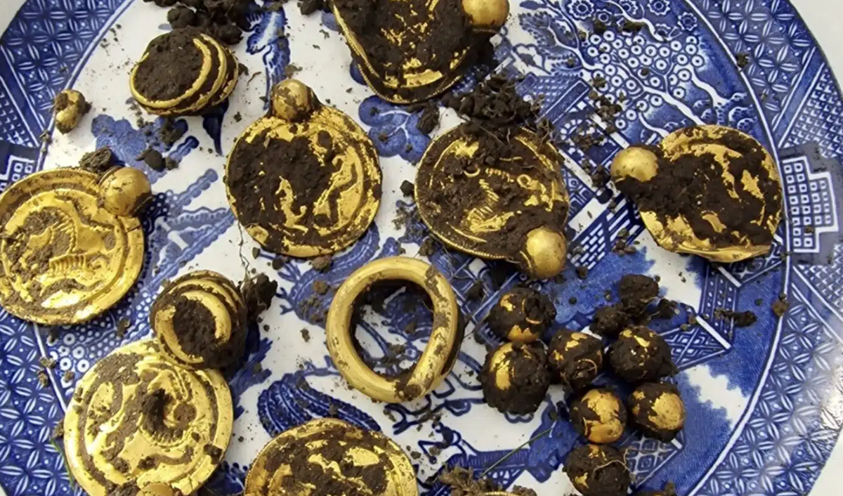 Đang đi chơi, người đàn ông nhặt được