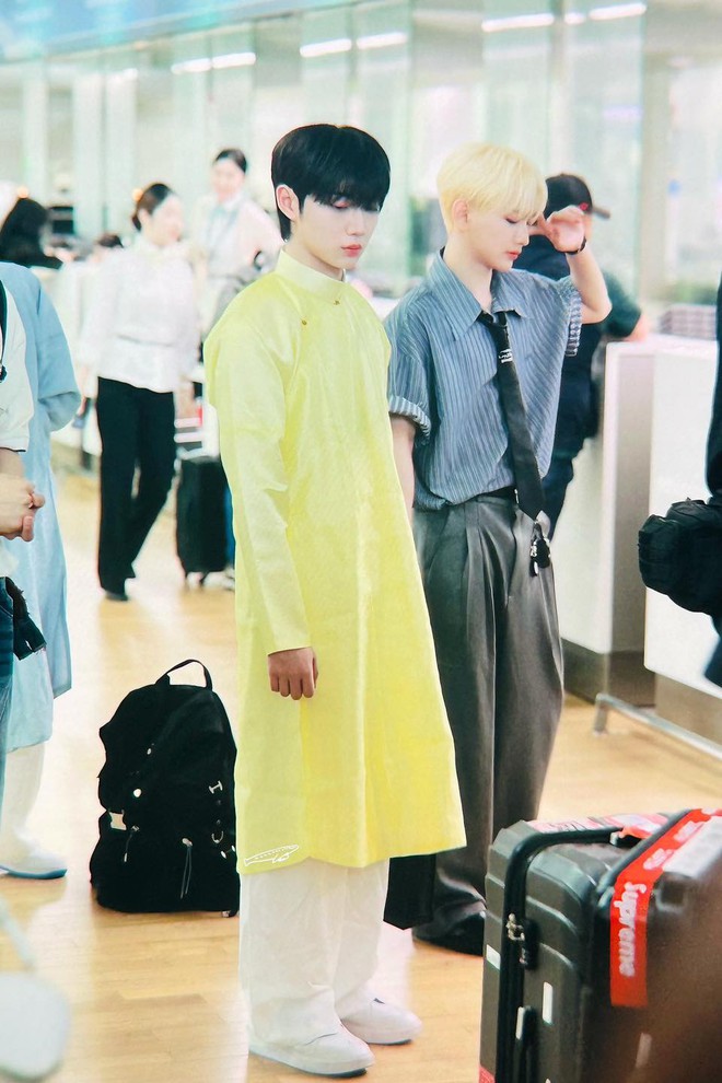 Nam thần trong nhóm nhạc Hàn Quốc tung ngay bộ ảnh áo dài đón Tết, hoá ra vì lý do đặc biệt!- Ảnh 7.