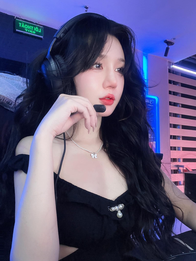 Hot girl phòng net phá khóa phong ấn, tung bộ ảnh