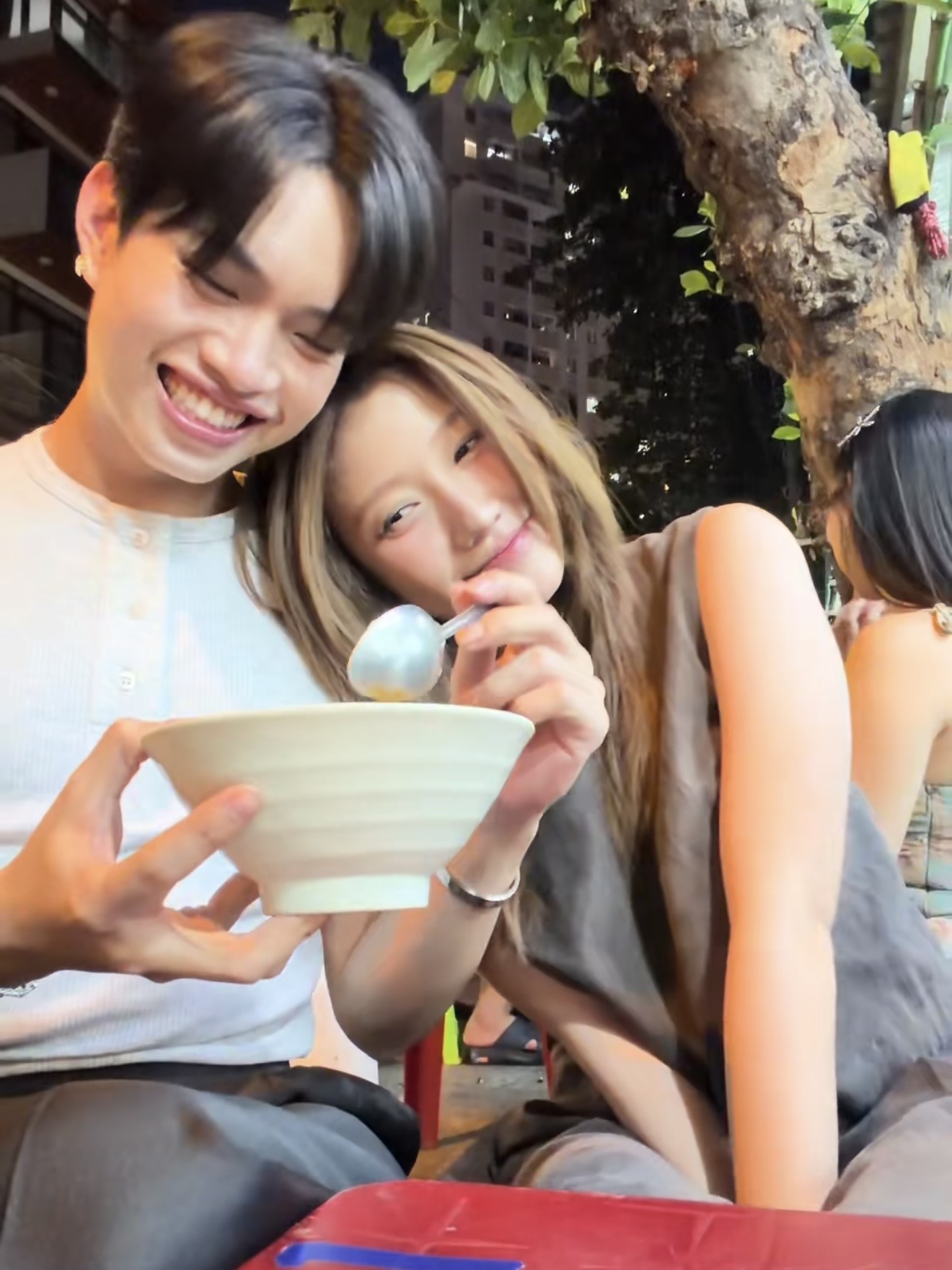 Em gái Trấn Thành về quê bạn trai rapper, để lộ mối quan hệ với