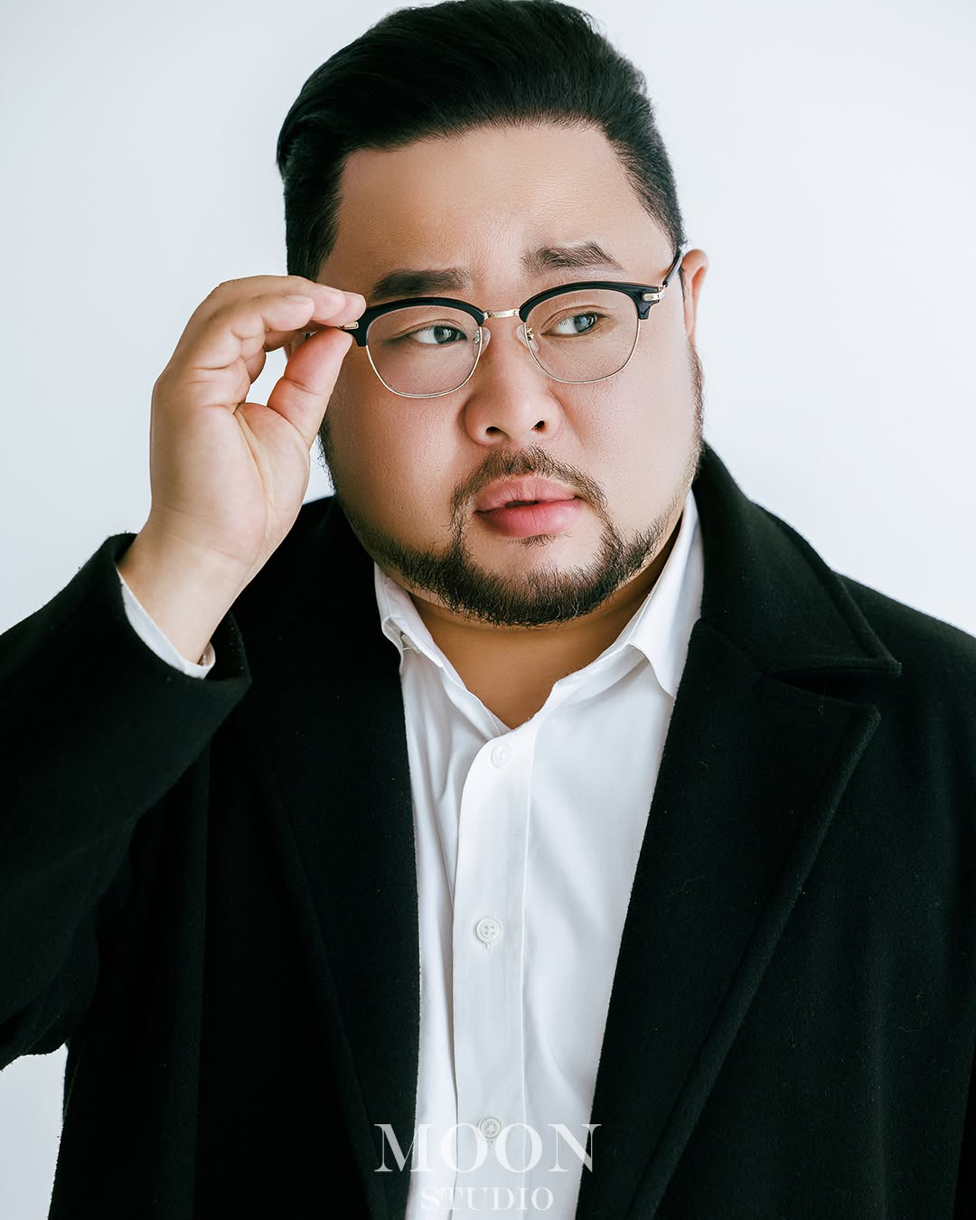 Nam diễn viên bị kẹt đầu trong thang máy, bị mất khứu giác vĩnh viễn- Ảnh 1.