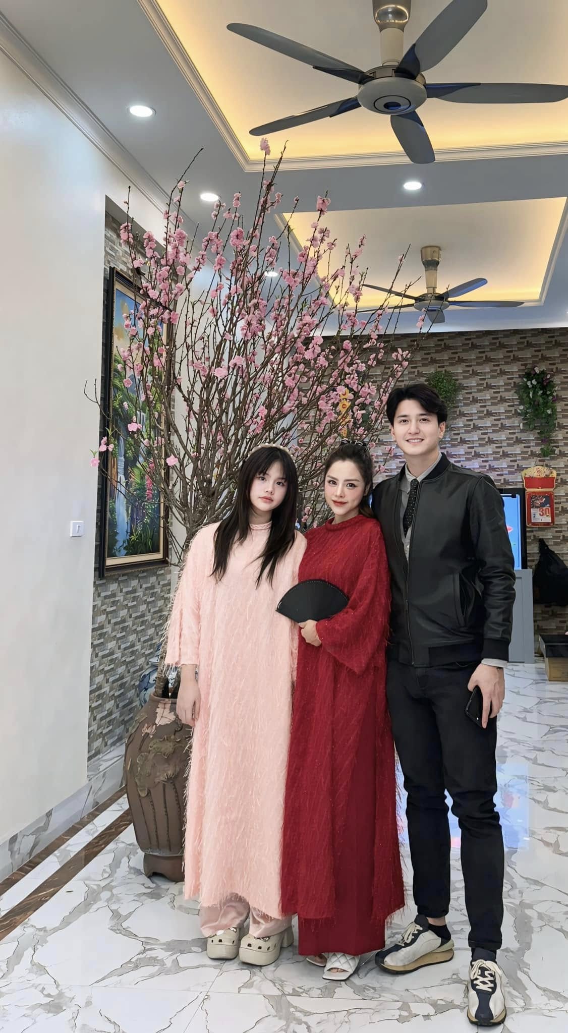 Nhan sắc mẹ đơn thân được nam diễn viên kém 6 tuổi yêu say đắm, sở hữu nhà 9 tầng ở trung tâm Hà Nội- Ảnh 6. Nhan sắc mẹ đơn thân được nam diễn viên kém 6 tuổi yêu say đắm, sở hữu nhà 9 tầng ở trung tâm Hà Nội- Ảnh 6.