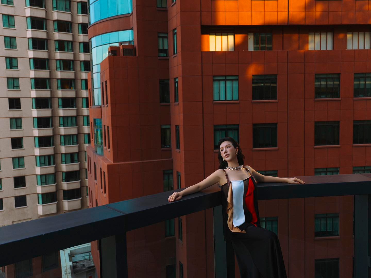 Hậu chia tay chồng, hoa hậu 4