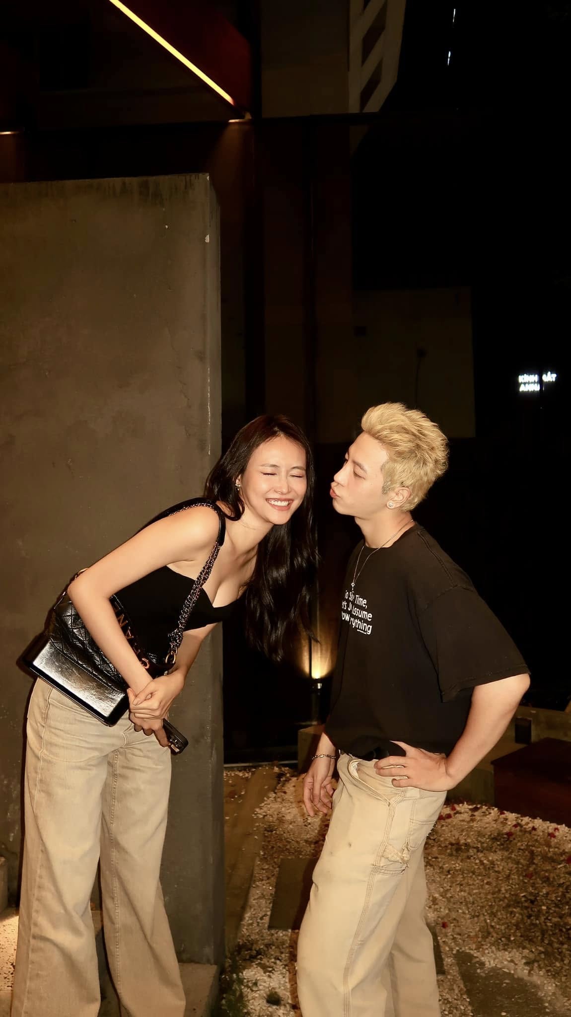 Á hậu Việt đang mang thai lần 3 với chồng kém tuổi?- Ảnh 2. Á hậu Việt đang mang thai lần 3 với chồng kém tuổi?- Ảnh 2.