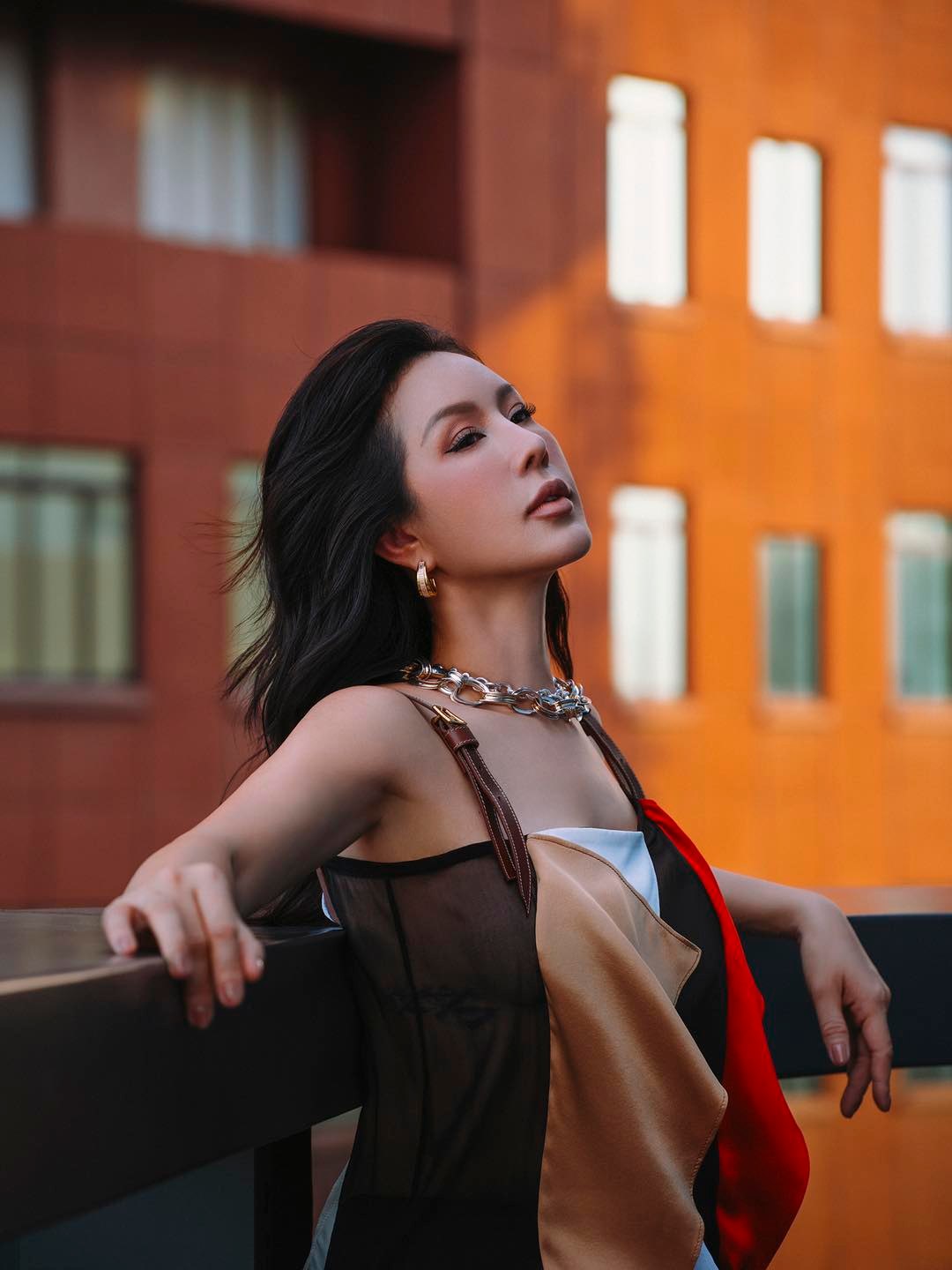 Hậu chia tay chồng, hoa hậu 4