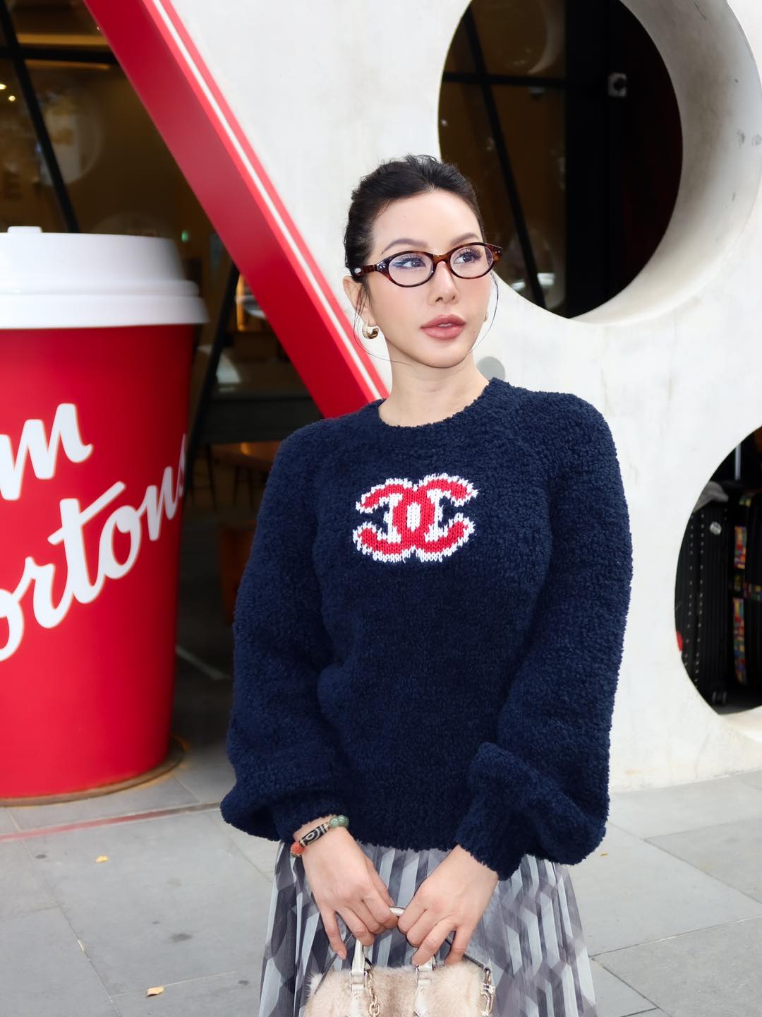 Hậu chia tay chồng, hoa hậu 4