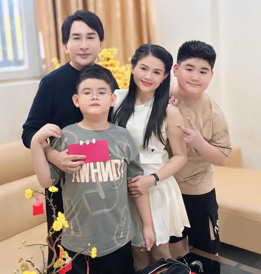 “Ông hoàng cải lương” tuổi ngựa từng có 1000 cây vàng, tuổi 60 sống bên vợ 3 trong biệt thự ở TP.HCM- Ảnh 8.