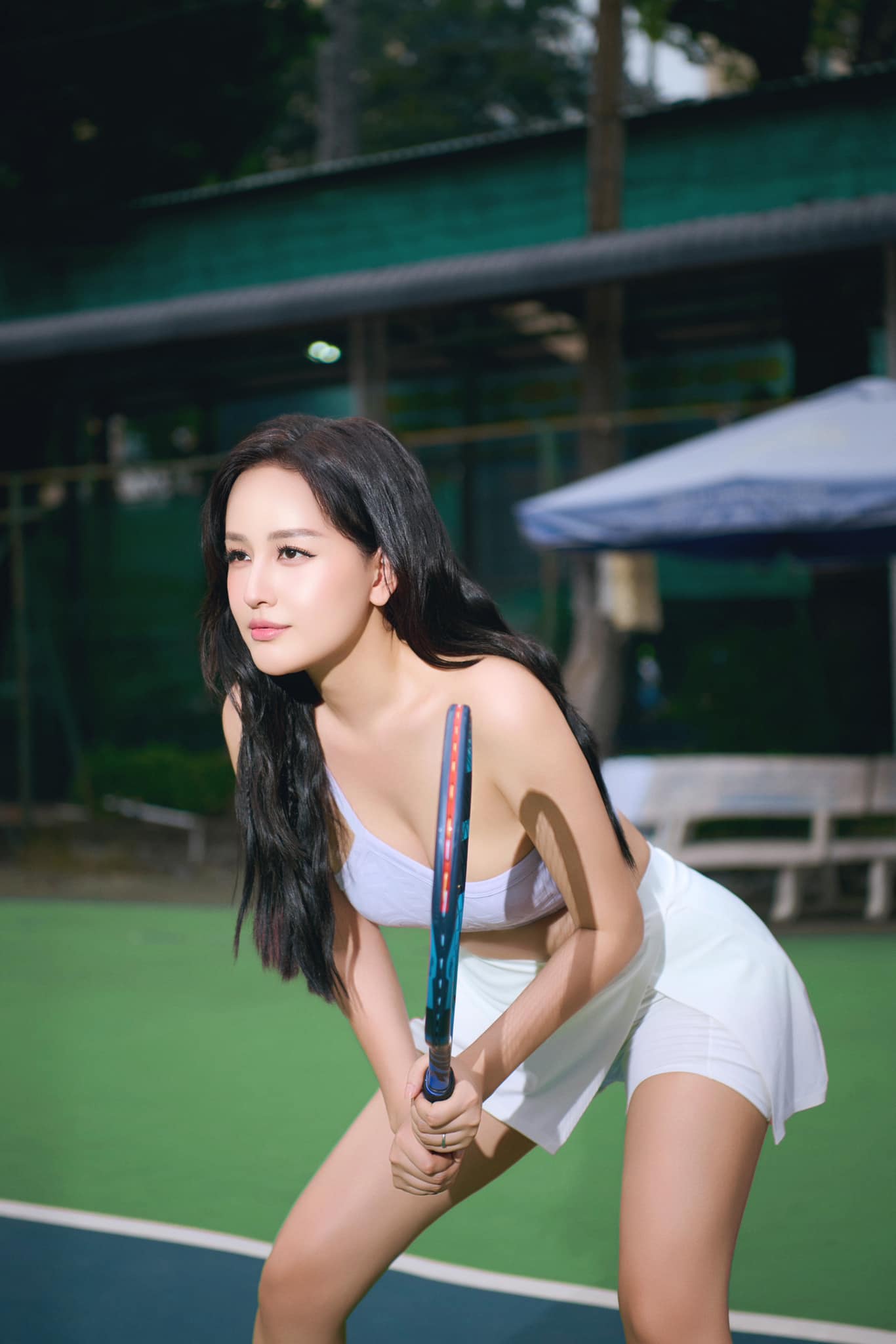 Mai Phương Thuý cực quyến rũ trên sân tennis, trong tủ đồ lượng outfit tennis nhiều hơn quần áo mặc hàng ngày- Ảnh 3.