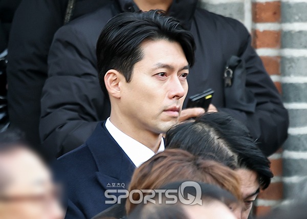 Hyun Bin tiều tụy, cố nén nước mắt trong ngày đưa tiễn