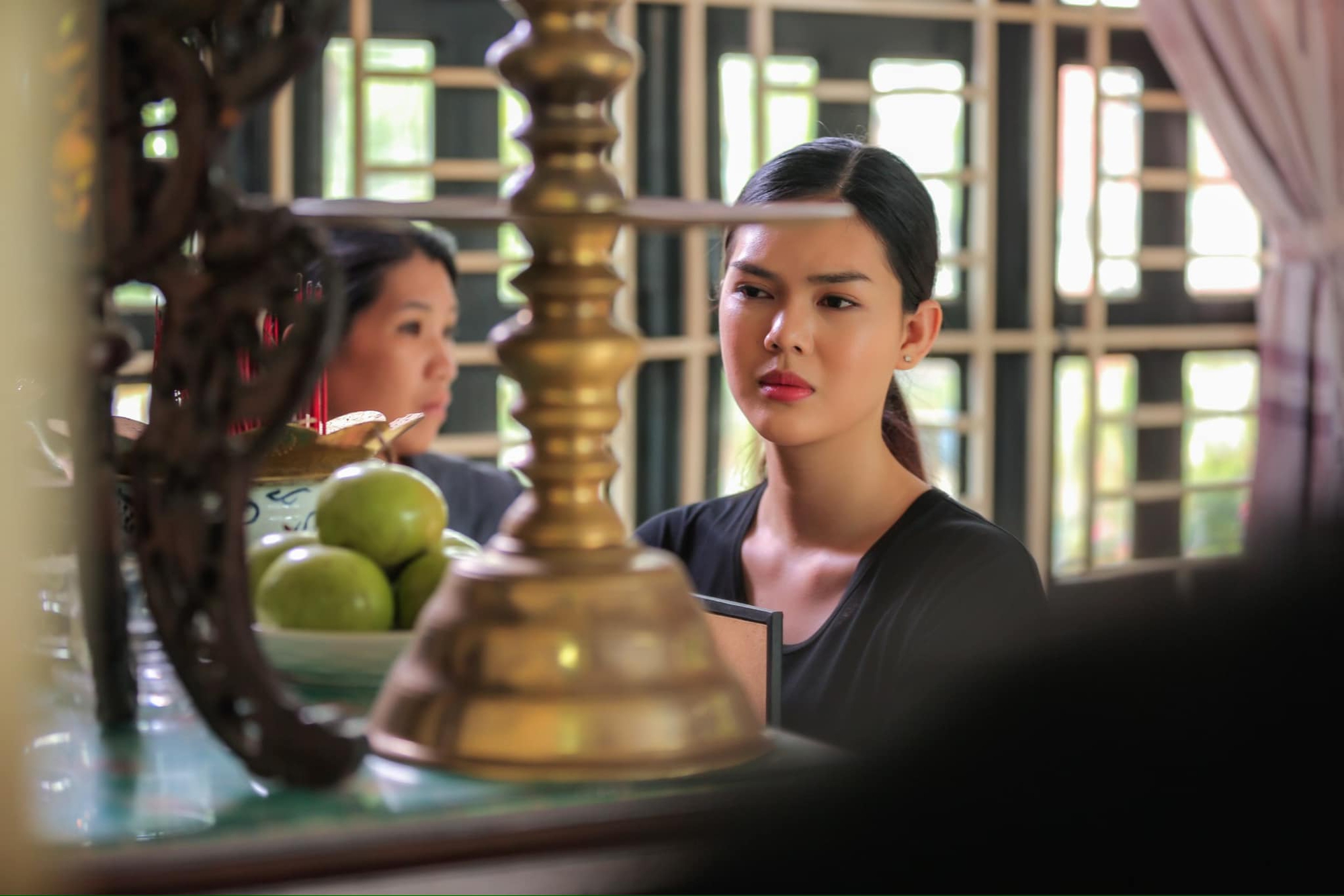 Diễn viên Ngọc Trinh nghẹn lòng đưa tiễn bố về nơi an nghỉ cuối cùng- Ảnh 3.