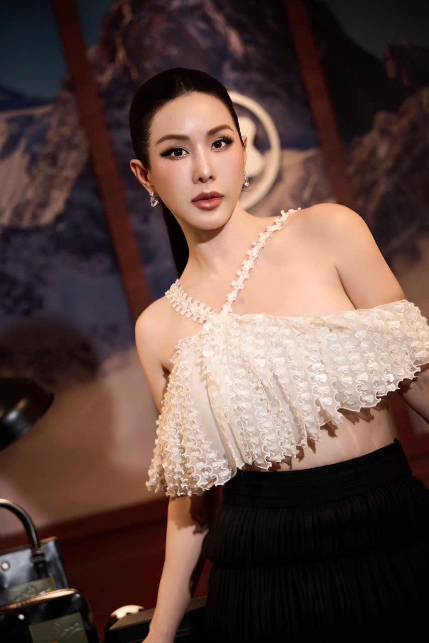 Hậu chia tay chồng, hoa hậu 4