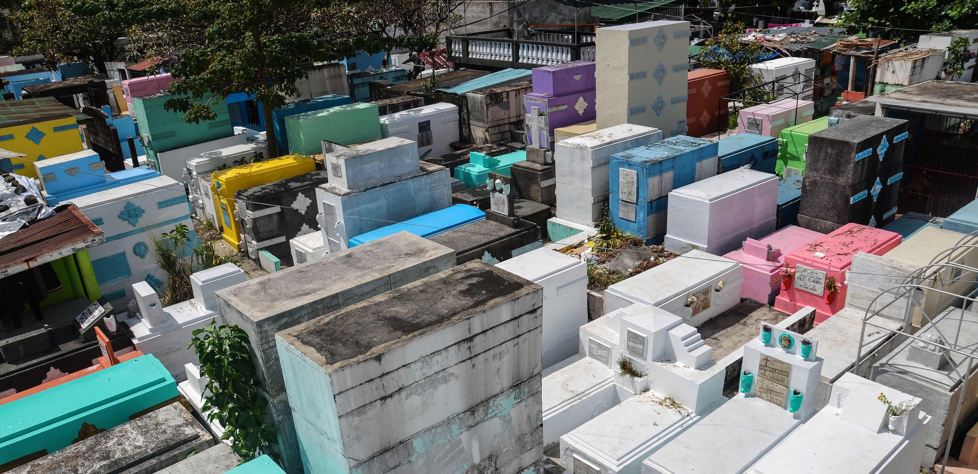 Câu chuyện của 6.000 người sống giữa nghĩa trang: Người chết và người sống cùng Câu chuyện của 6.000 người sống giữa nghĩa trang: Người chết và người sống cùng