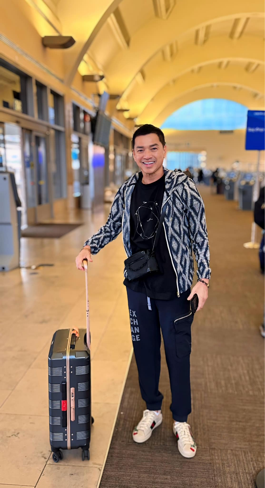 Nam nghệ sĩ U70 si mê mẹ đơn thân kém 37 tuổi, tặng biệt thự 4 tầng, mua nhiều mỹ phẩm để không già- Ảnh 2.