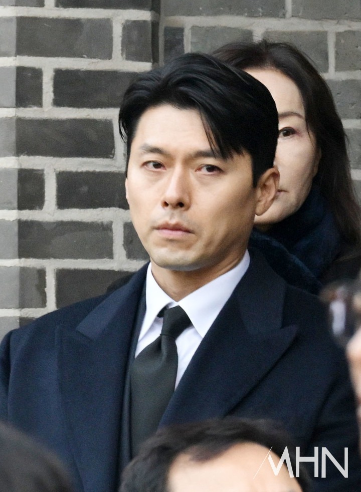 Hyun Bin tiều tụy, cố nén nước mắt trong ngày đưa tiễn