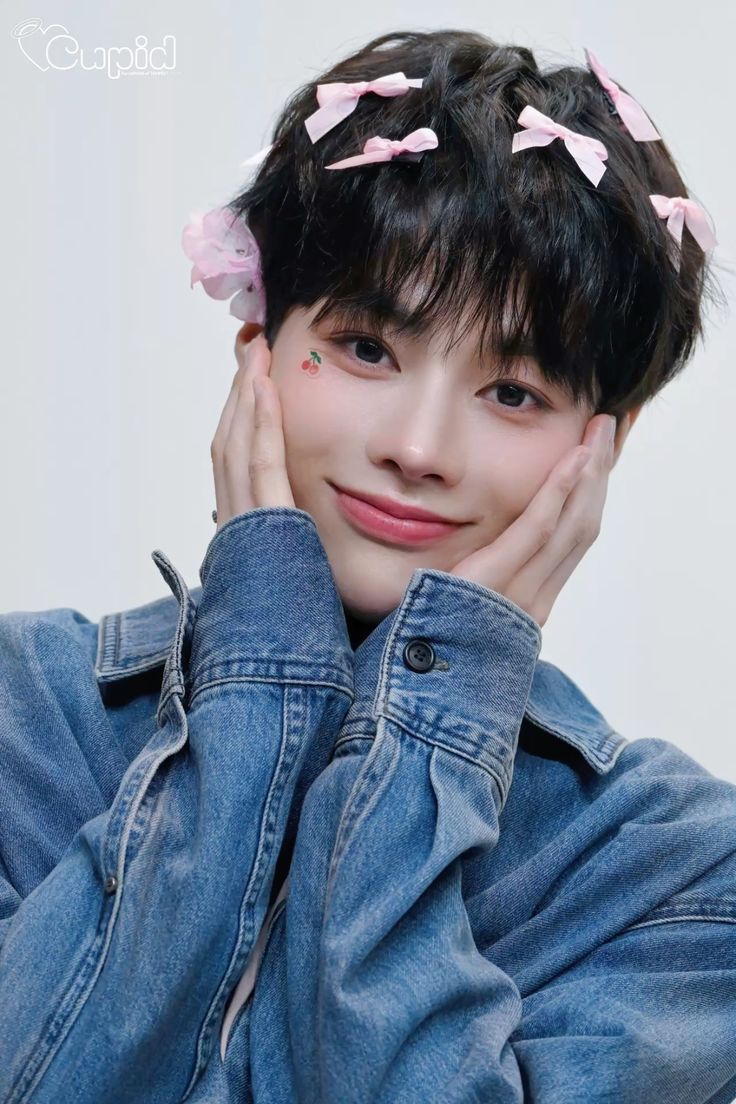 Nam thần trong nhóm nhạc Hàn Quốc tung ngay bộ ảnh áo dài đón Tết, hoá ra vì lý do đặc biệt!- Ảnh 9.